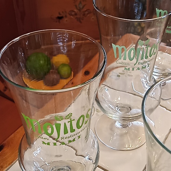 Vintage Mojitos Miami Cuban Restaurant 8" Hurricane Cocktail Glasses. Set of 11. - Picture 6 of 16